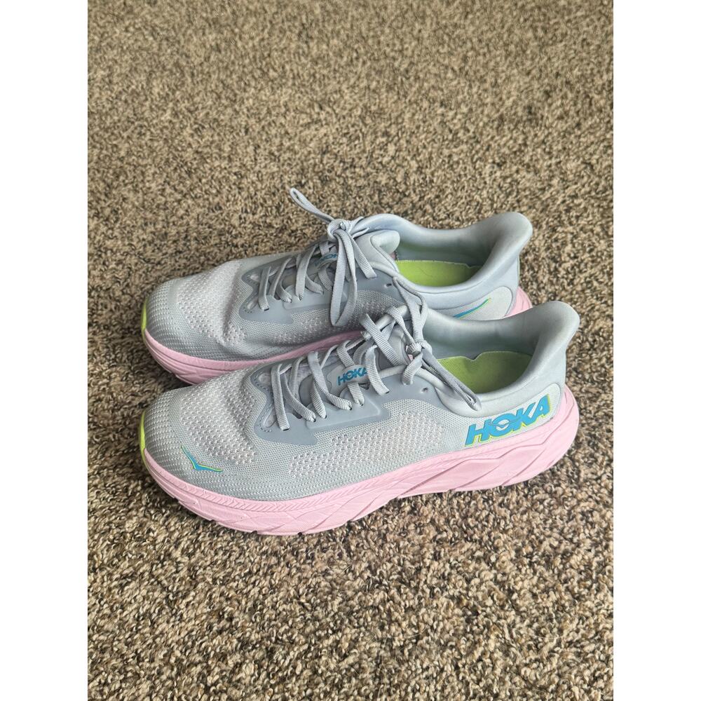 Hoka Arahi 7 women's running sneakers in a gray and pastel pink colorway Size 9B